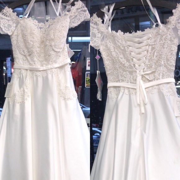 Corset back lace layover A Line wedding gown - Picture 2 of 4